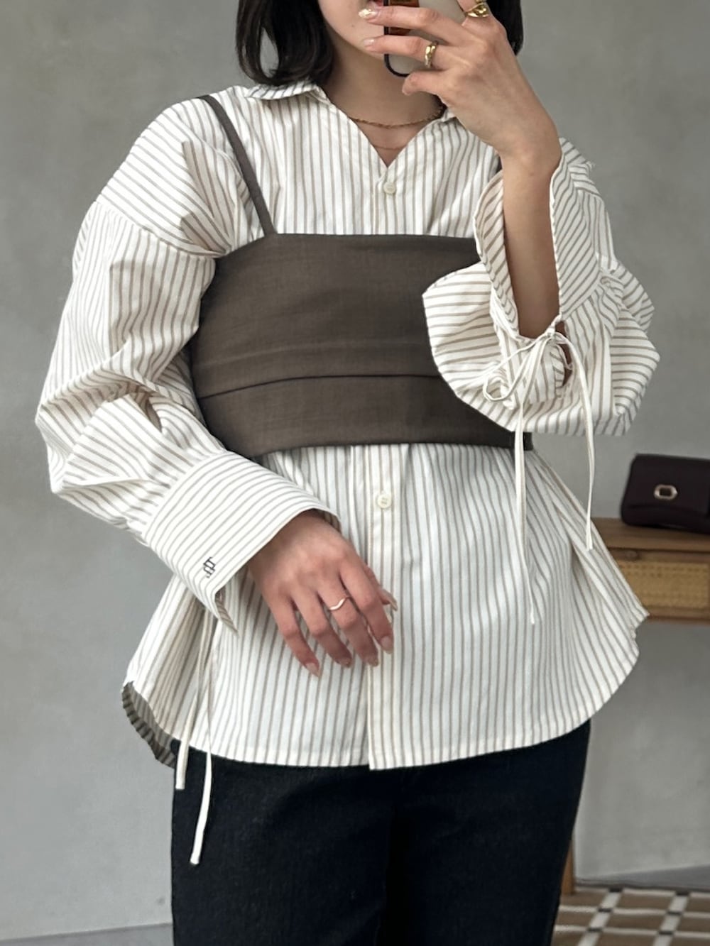 ホワイト系のシャツ/ブラウスを着用したレディースの冬コーディネートの5枚目の写真