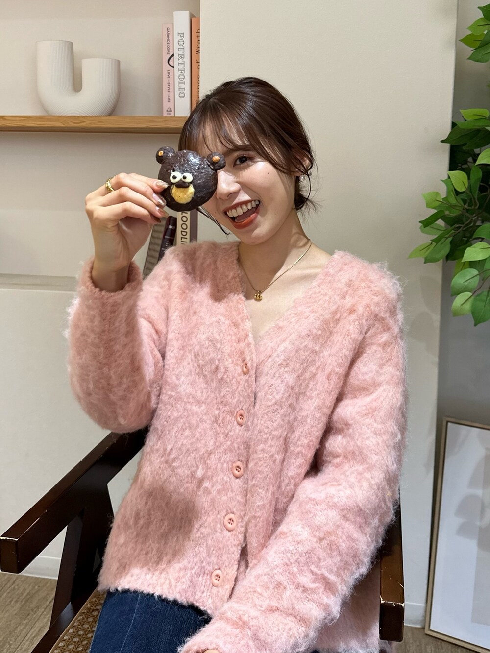 ブラック系のブーツ、ブルー系のデニムパンツを着用したレディースの秋コーディネートの4枚目の写真