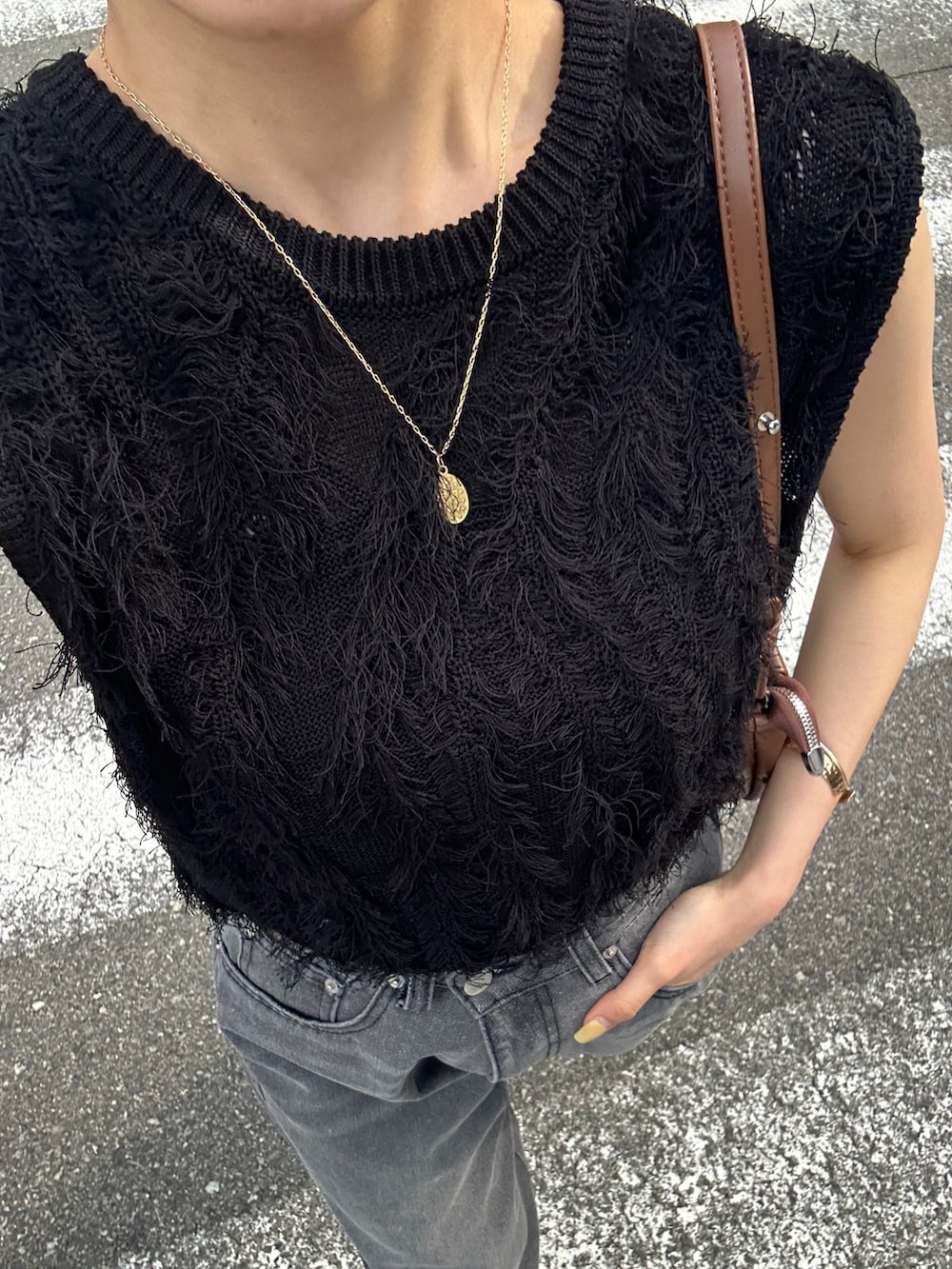 ブラック系のデニムパンツ、ブラック系のパンプス、ブラック系のニット/セーターを着用したレディースの春コーディネートの5枚目の写真