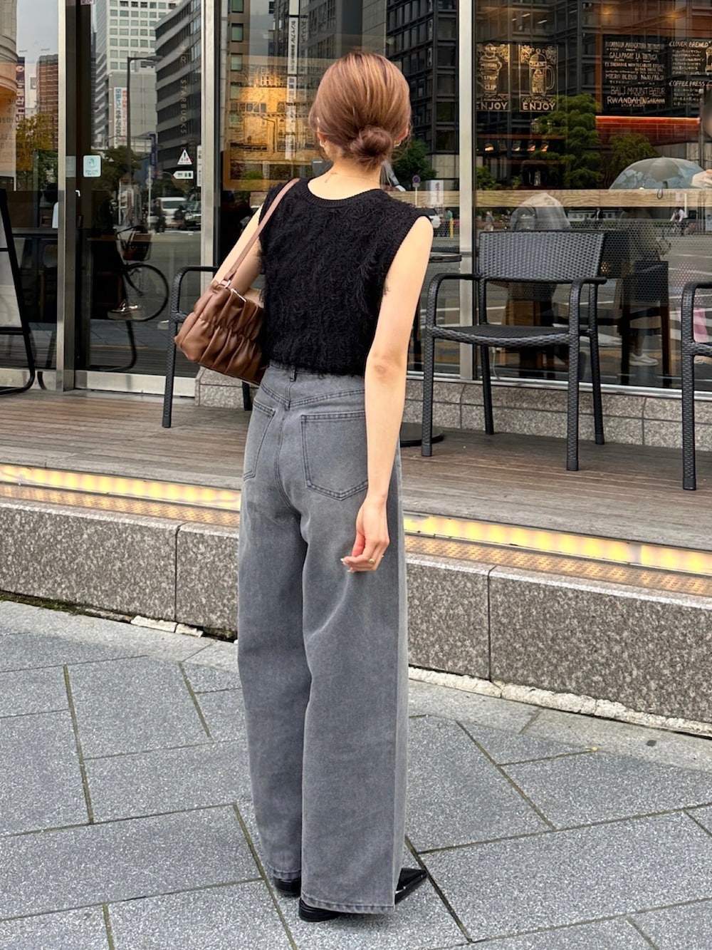 ブラック系のデニムパンツ、ブラック系のパンプス、ブラック系のニット/セーターを着用したレディースの春コーディネートの6枚目の写真