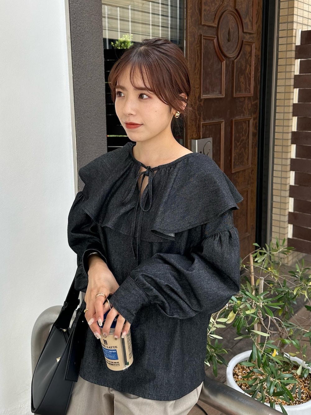 「ブーツ、ショルダーバッグ、デニム、秋のコーデ、きれいめカジュアル、お出かけコーデ、デニムコーデ、ブラウス、デニムブラウス、ハーフパンツ、サイドゴアブーツ」｜「Thevonのフリルカラーデニムカフタンブラウス（シャツ/ブラウス、ブラック系）」を使った、mayuさん（レディース・157cm）の秋コーディネートの2枚目の写真