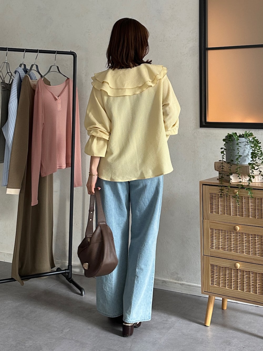 イエロー系のシャツ/ブラウス、ブラウン系のパンプス、ブルー系のその他パンツを着用したレディースの冬コーディネートの3枚目の写真