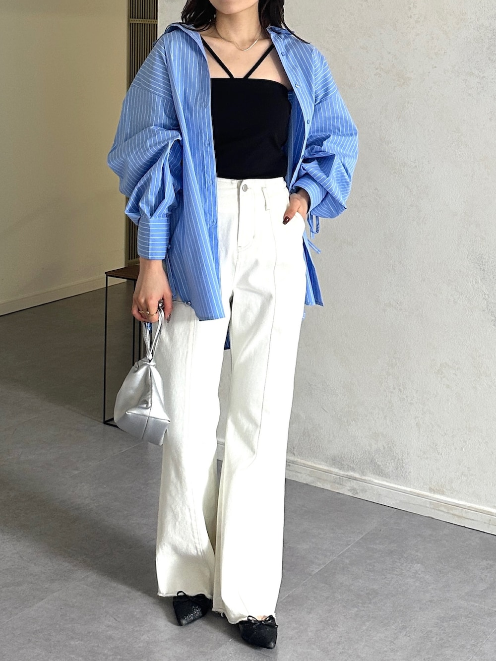 ブルー系のシャツ/ブラウス、ブラック系のパンプスを着用したレディースの春コーディネートの4枚目の写真