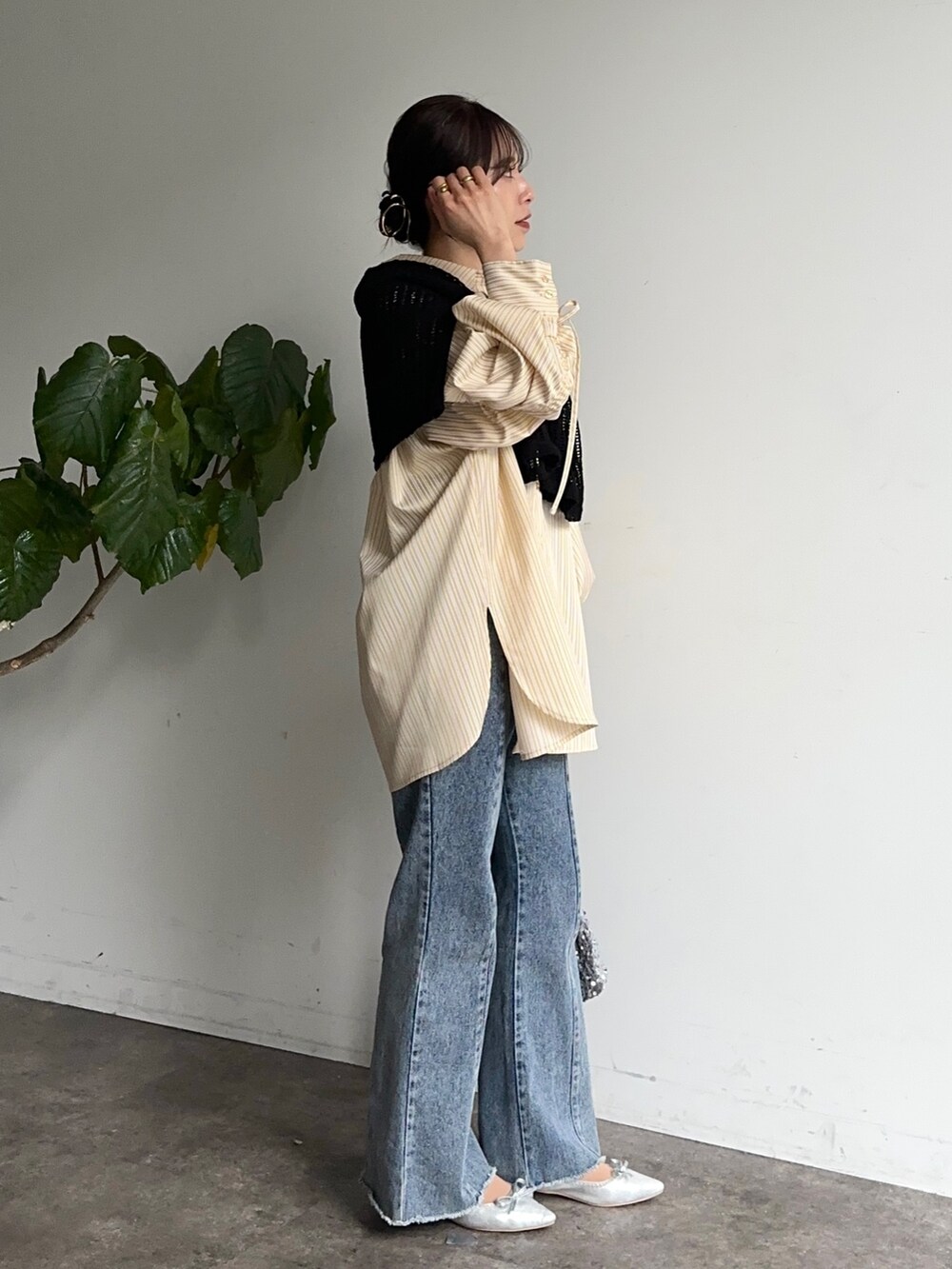 イエロー系のシャツ/ブラウス、ブルー系のデニムパンツ、シルバー系のパンプスを着用したレディースの春コーディネートの4枚目の写真