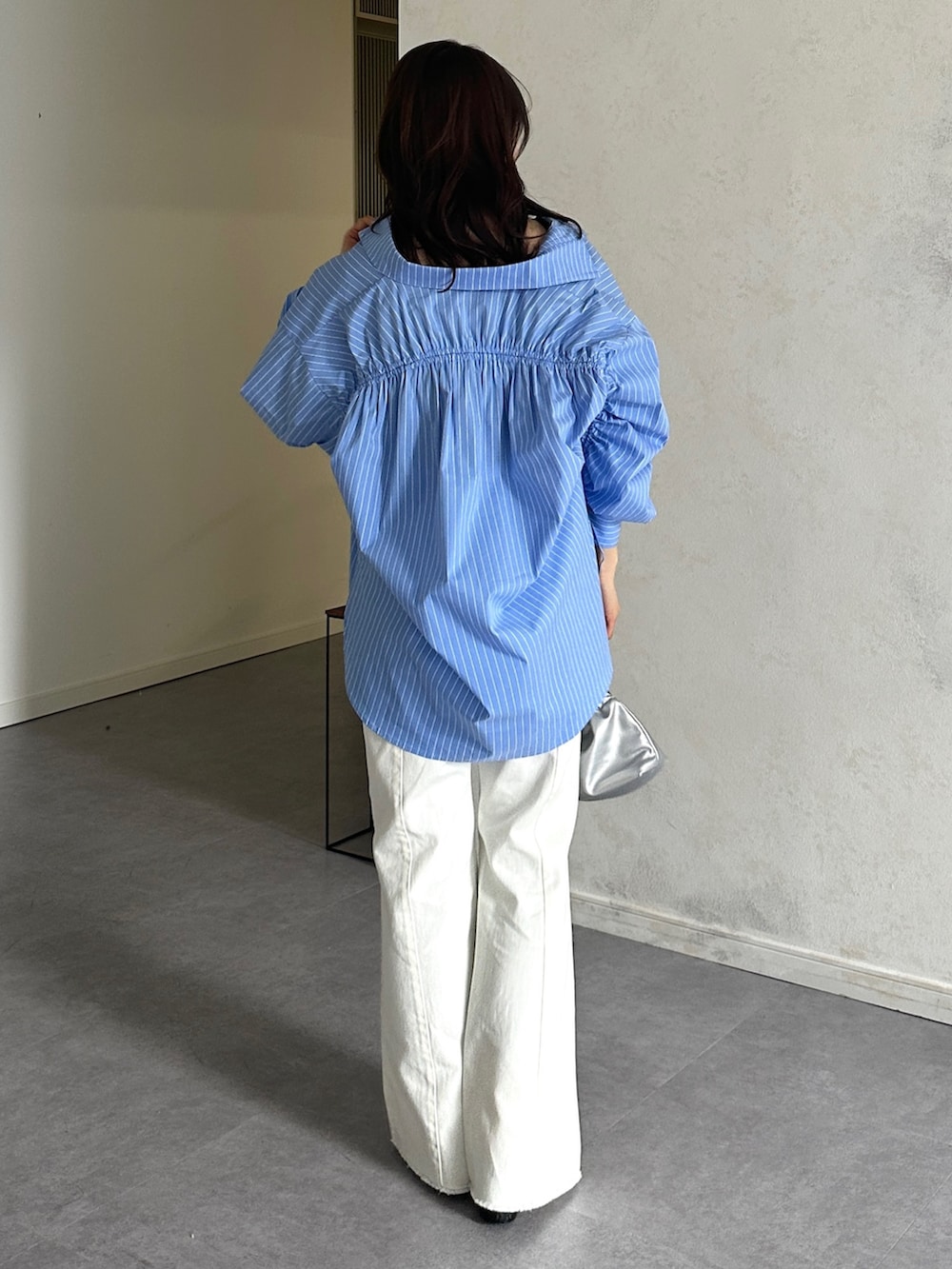 ブルー系のシャツ/ブラウス、ブラック系のパンプスを着用したレディースの春コーディネートの3枚目の写真