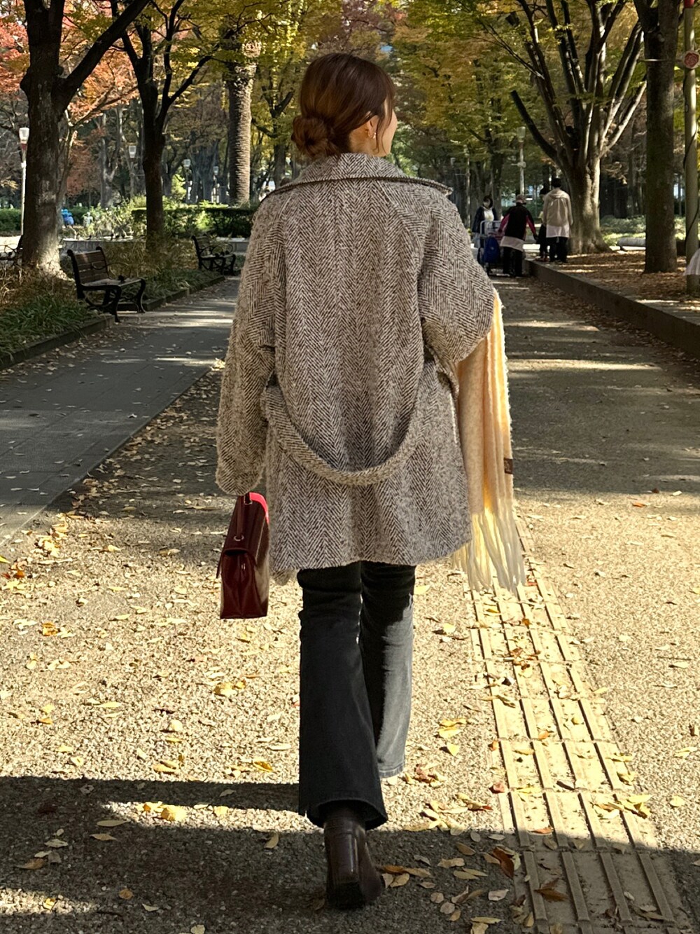 ブラウン系のその他アウター、ブラウン系のブーツ、ブラック系のその他パンツを着用したレディースの冬コーディネートの9枚目の写真