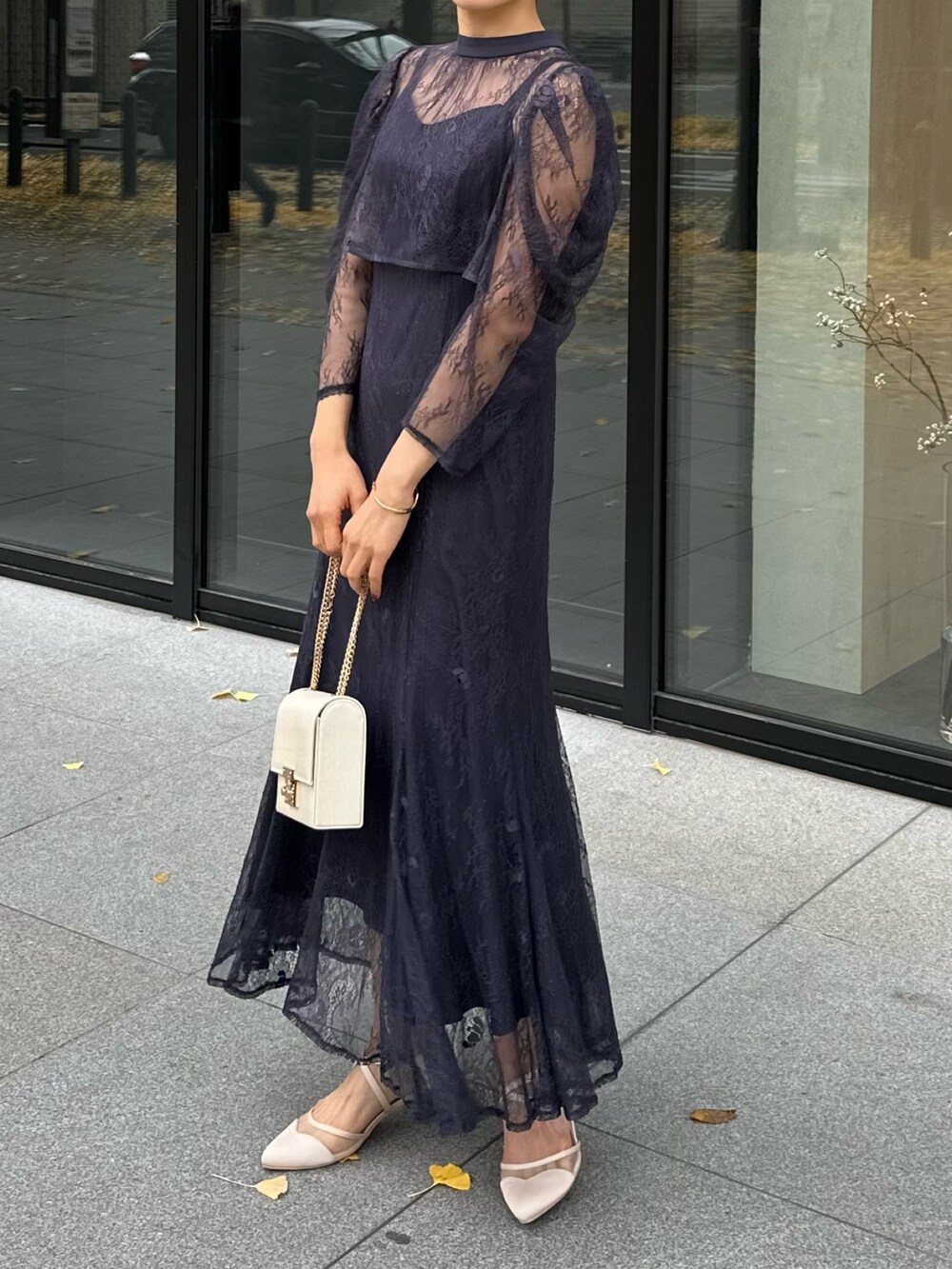 ブルー系のドレス、ベージュ系のパンプス、ベージュ系のハンドバッグを着用したレディースの冬コーディネートの6枚目の写真