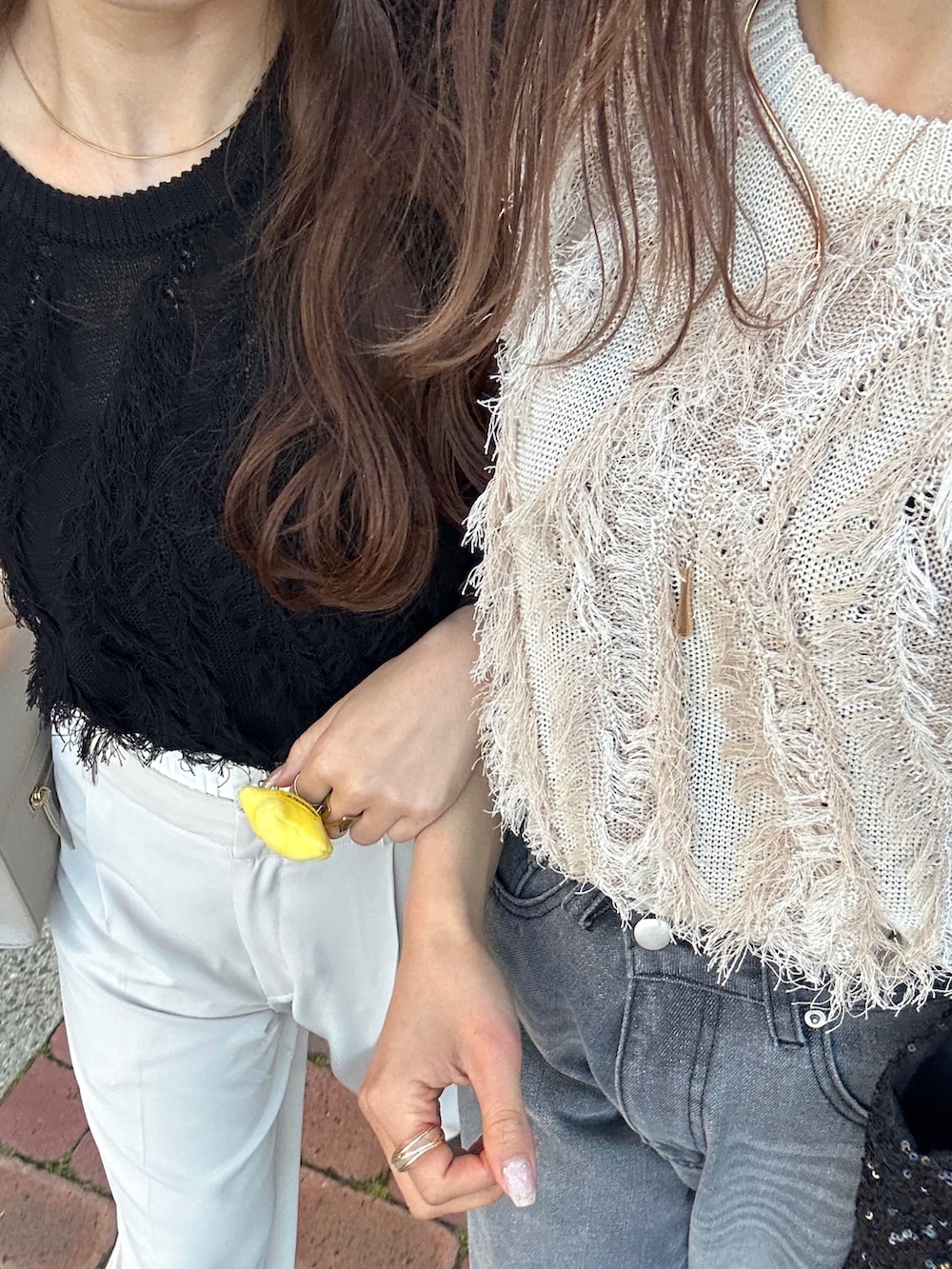 ブラック系のデニムパンツ、ホワイト系のニット/セーターを着用したレディースの春コーディネートの5枚目の写真