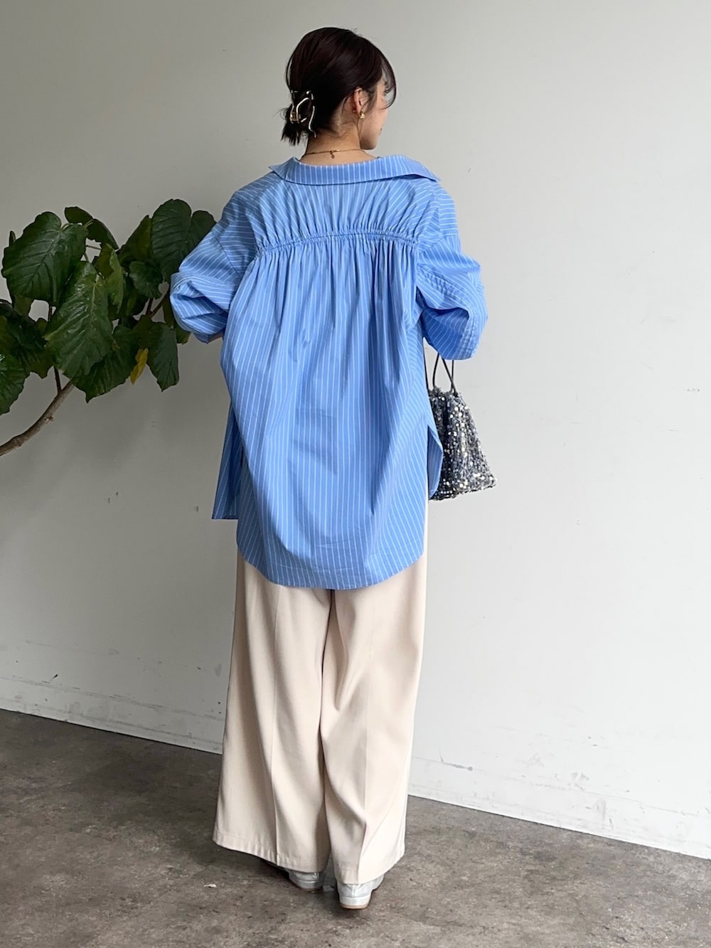 「春コーデ、お出かけコーデ、春ファッション、シンプルスタイル、休日スタイル、シャツスタイル、ストライプシャツ、タックパンツ」｜「Thevonのバックドロストアソートストライプシャツ（シャツ/ブラウス、ブルー系）」を使った、mayuさん（レディース・157cm）の春コーディネートの3枚目の写真