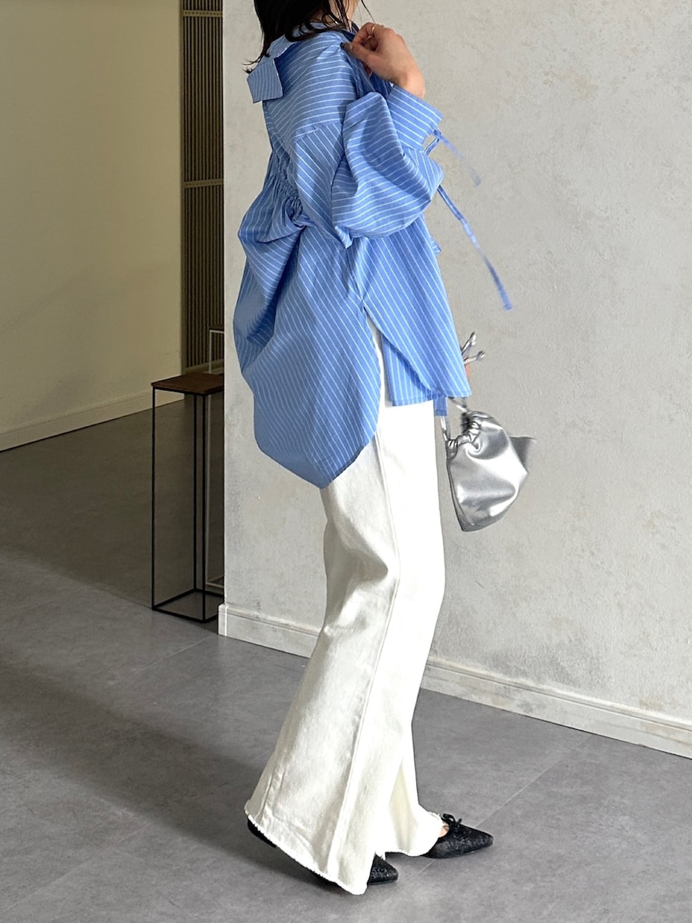 ブルー系のシャツ/ブラウス、ブラック系のパンプスを着用したレディースの春コーディネートの5枚目の写真