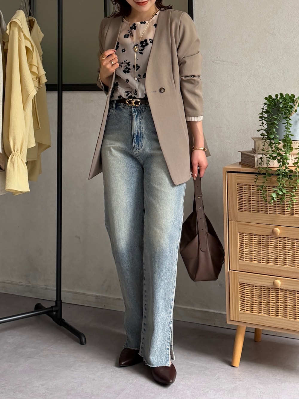 ベージュ系のテーラードジャケット、ホワイト系のシャツ/ブラウス、ブラウン系のパンプスを着用したレディースの春コーディネートの2枚目の写真