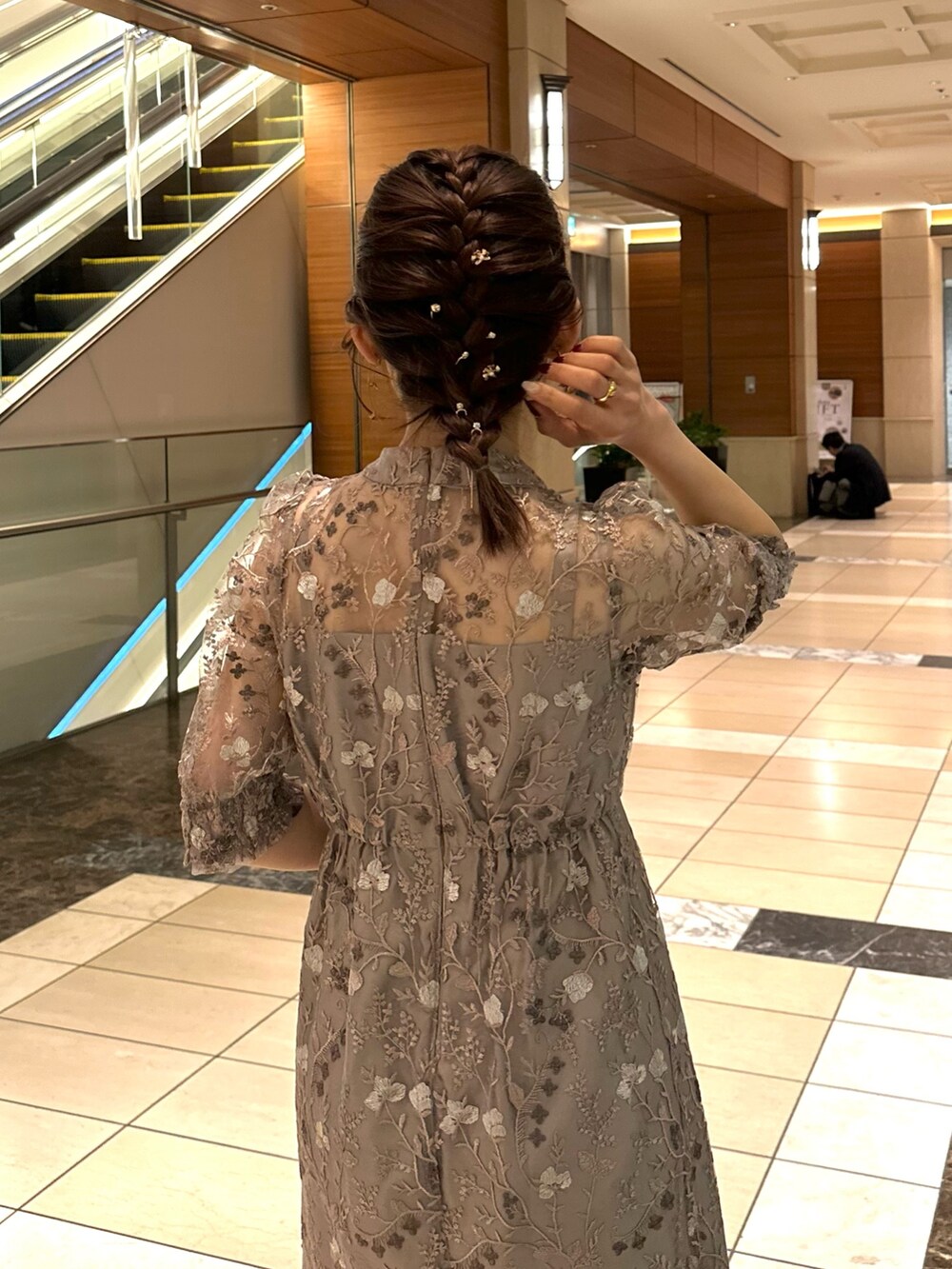 ピンク系のドレス、ベージュ系のハンドバッグを着用したレディースの冬コーディネートの6枚目の写真