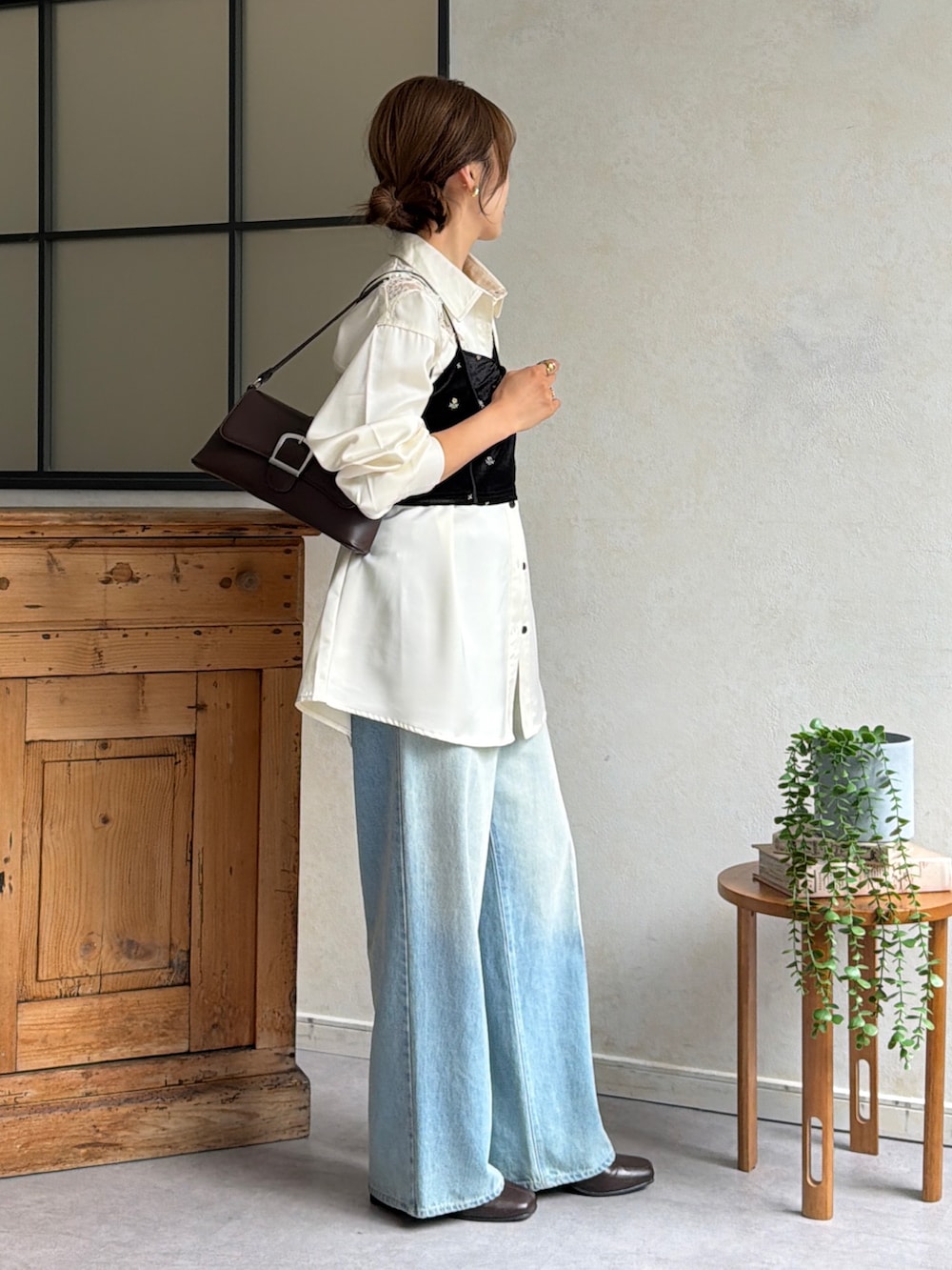 ブルー系のその他パンツ、ホワイト系のシャツ/ブラウス、ブラック系のつなぎ/オールインワンを着用したレディースの秋コーディネートの5枚目の写真