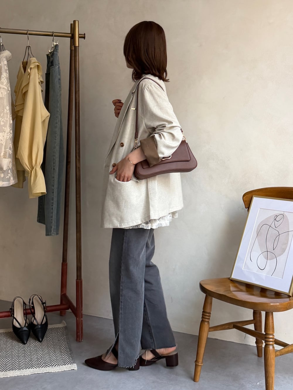 ホワイト系のチュニック、ピンク系のTシャツ/カットソー、グレー系のその他パンツを着用したレディースの春コーディネートの3枚目の写真