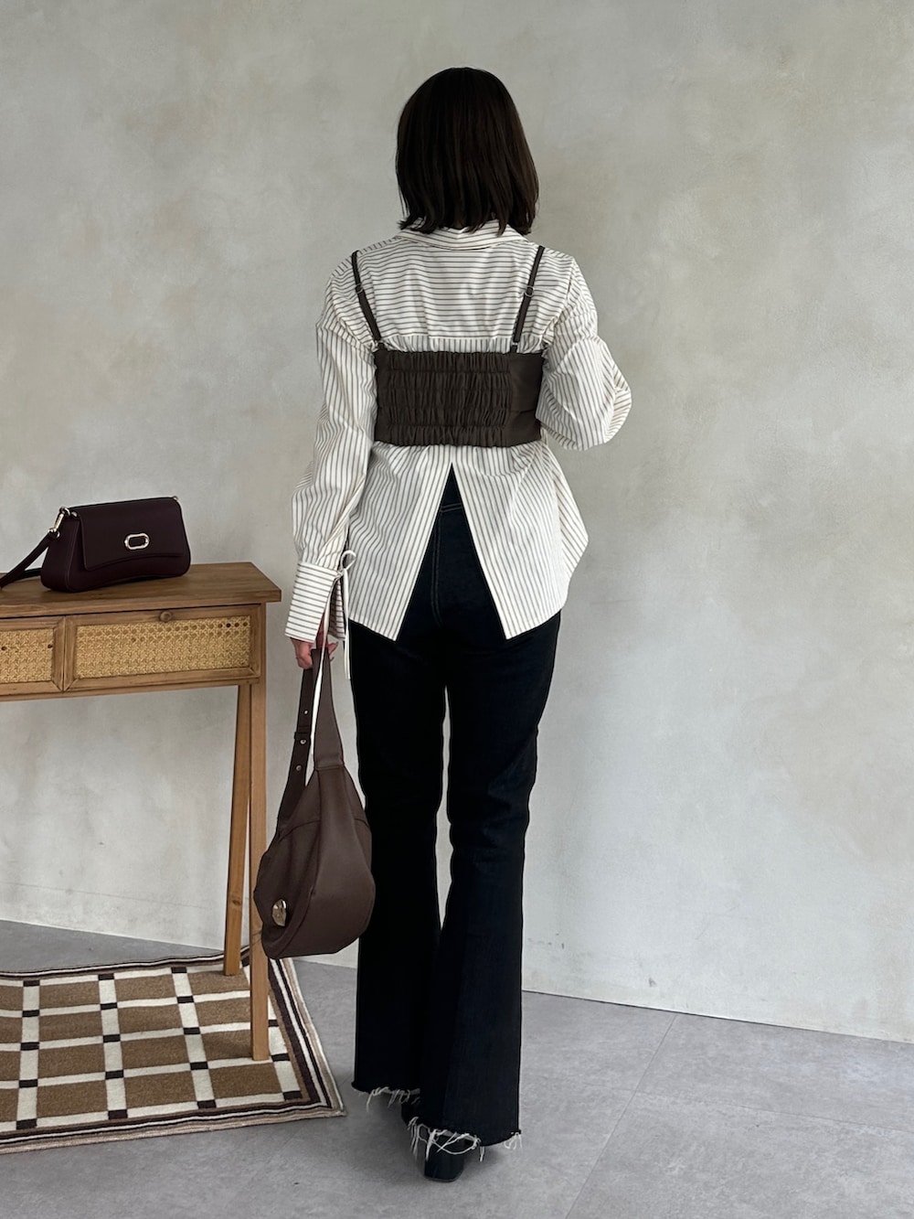 ホワイト系のシャツ/ブラウスを着用したレディースの冬コーディネートの3枚目の写真