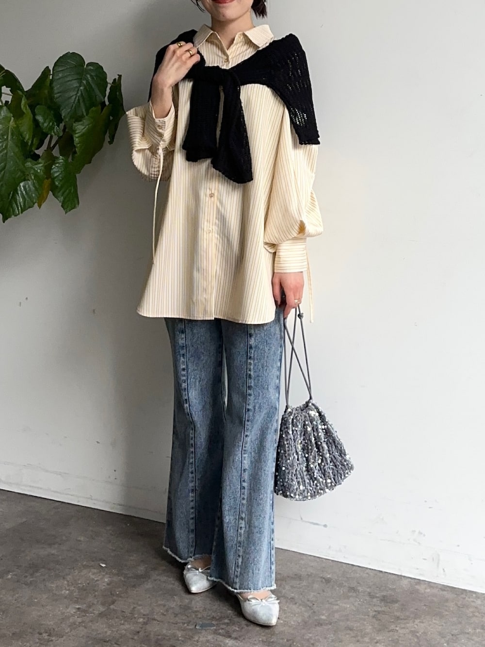 イエロー系のシャツ/ブラウス、ブルー系のデニムパンツ、シルバー系のパンプスを着用したレディースの春コーディネートの5枚目の写真