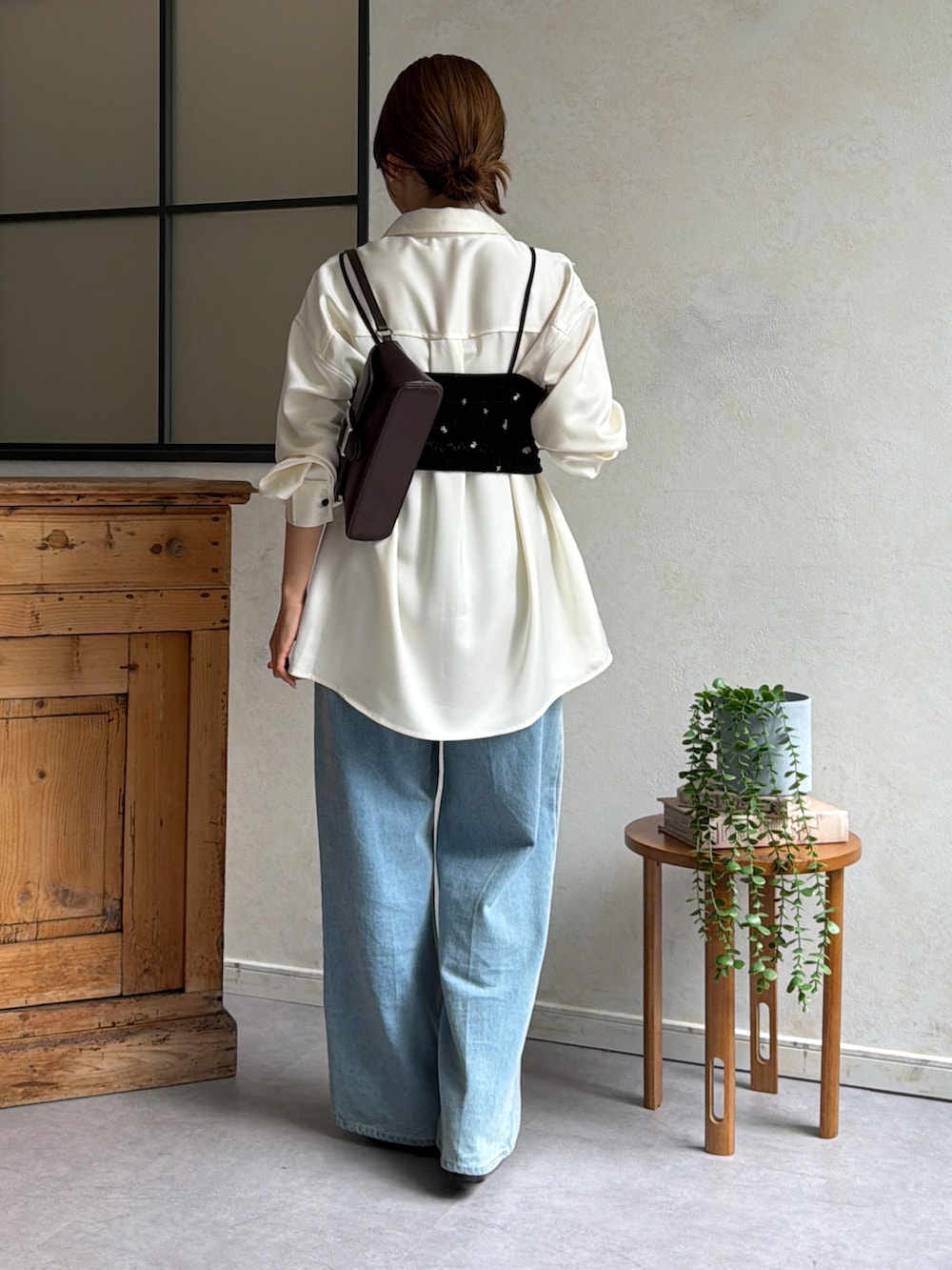 ブルー系のその他パンツ、ホワイト系のシャツ/ブラウス、ブラック系のつなぎ/オールインワンを着用したレディースの秋コーディネートの3枚目の写真