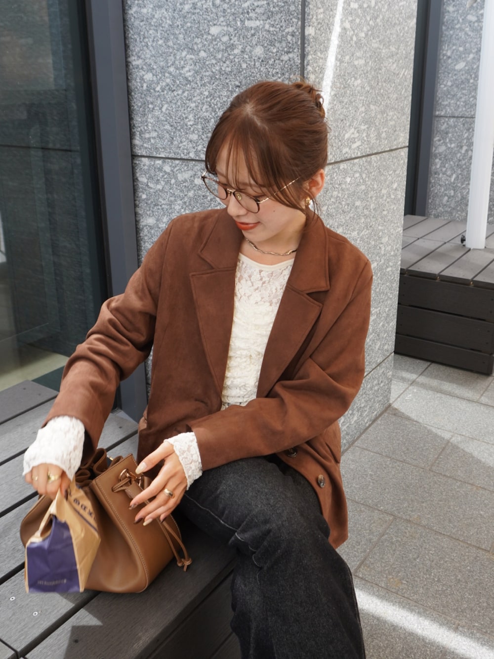 ブラウン系のテーラードジャケット、ホワイト系のTシャツ/カットソー、ブラウン系のトートバッグを着用したレディースの夏コーディネートの2枚目の写真