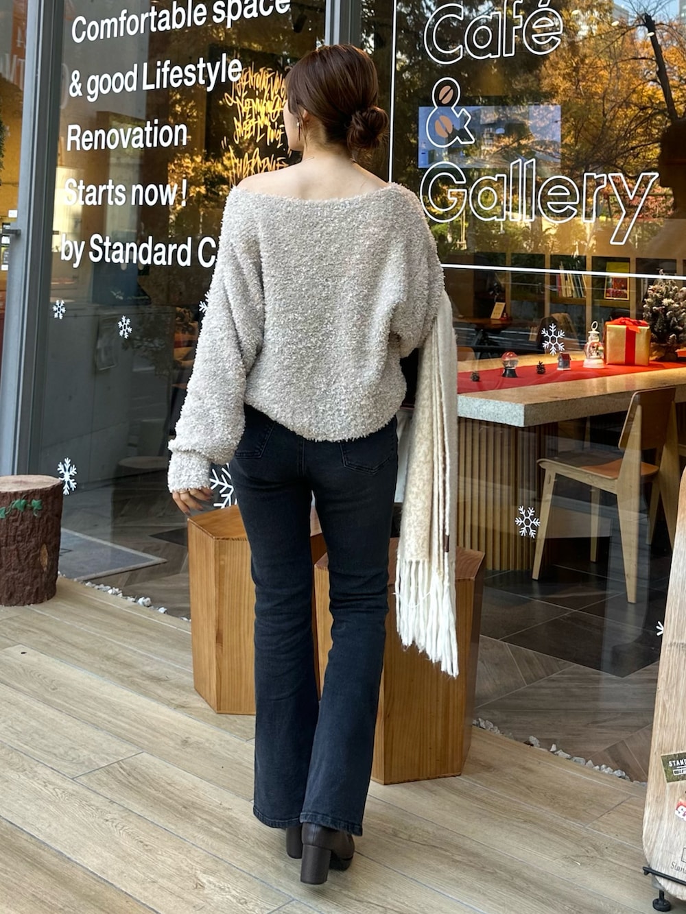 ブラウン系のその他アウター、ブラウン系のブーツ、ブラック系のその他パンツを着用したレディースの冬コーディネートの6枚目の写真