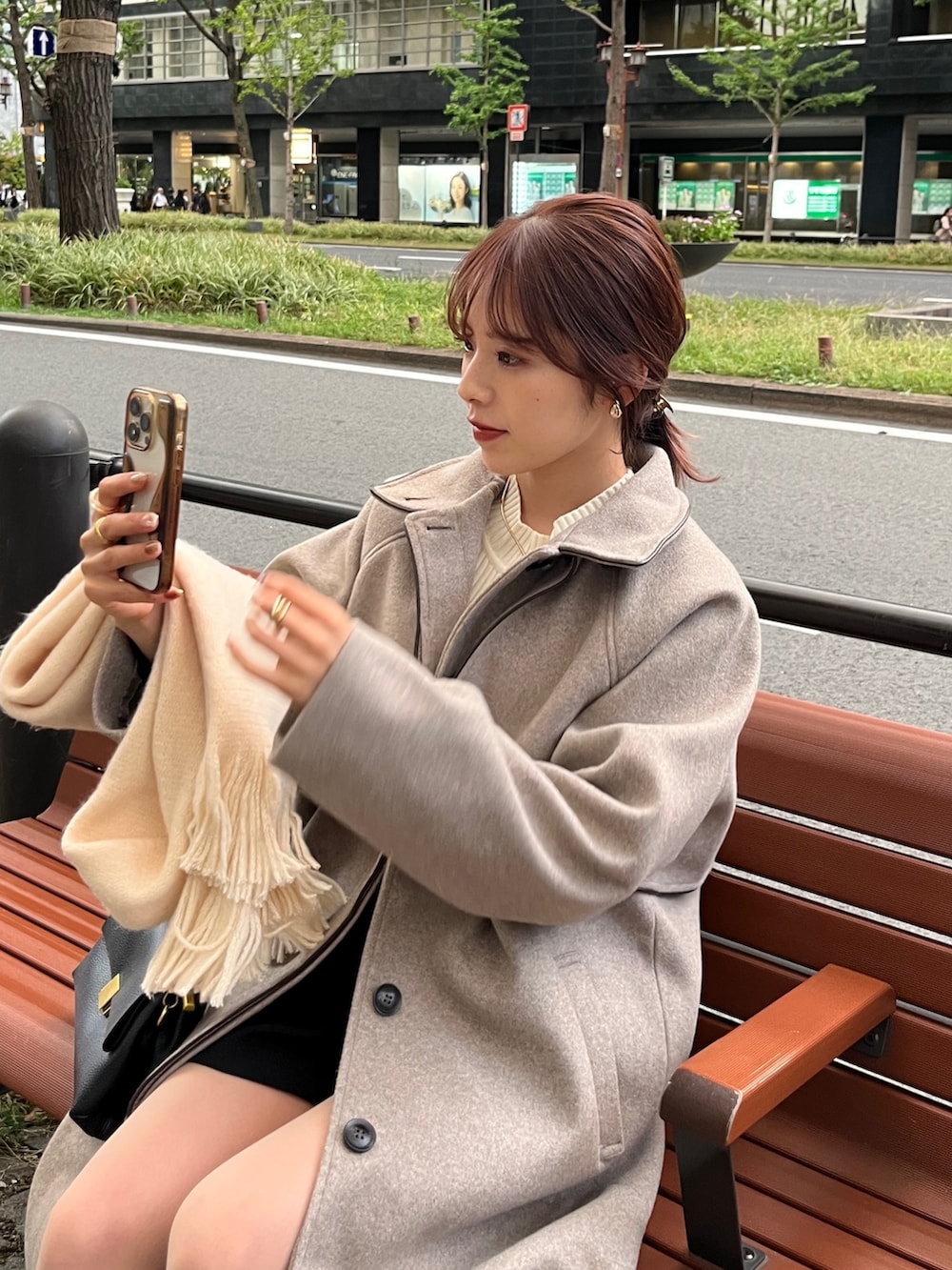 ブラック系のその他パンツ、ブラック系のブーツ、ブラウン系のステンカラーコートを着用したレディースの秋コーディネートの3枚目の写真