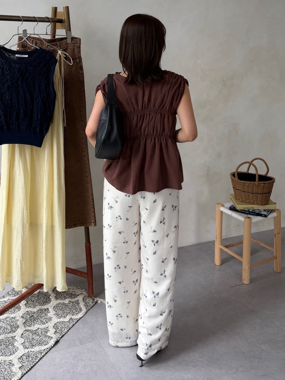 ブラウン系のつなぎ/オールインワン、ホワイト系のその他パンツ、ブラック系のトートバッグを着用したレディースの夏コーディネートの3枚目の写真