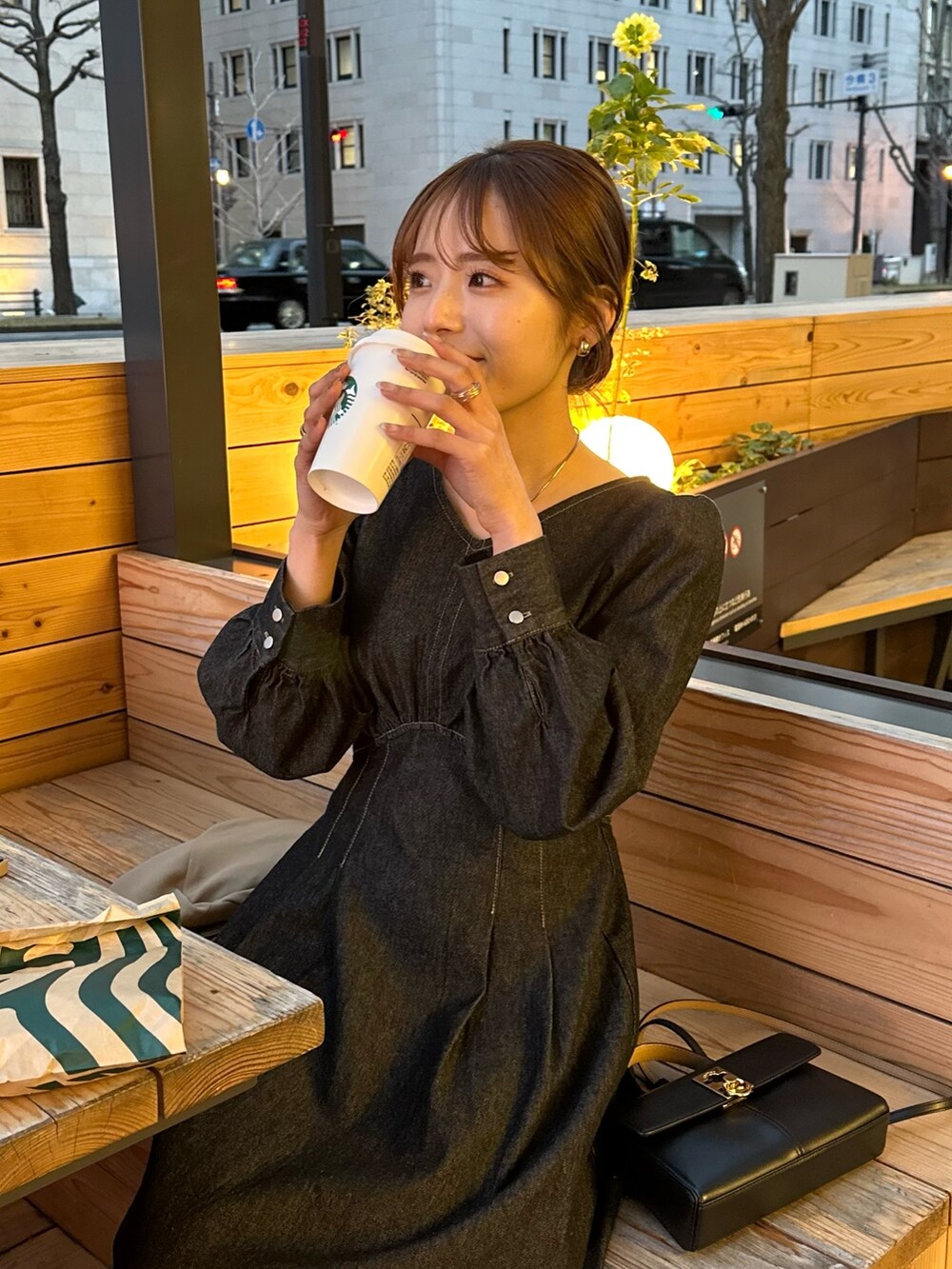 ブラック系のワンピース、ブラック系のパンプス、ベージュ系のステンカラーコートを着用したレディースの冬コーディネートの4枚目の写真