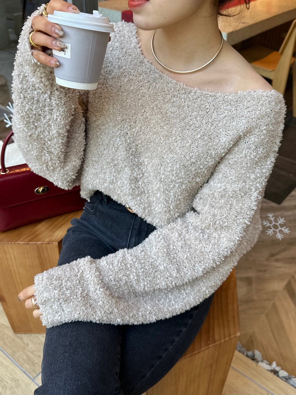 ブラウン系のその他アウター、ブラウン系のブーツ、ブラック系のその他パンツを着用したレディースの冬コーディネートの4枚目の写真