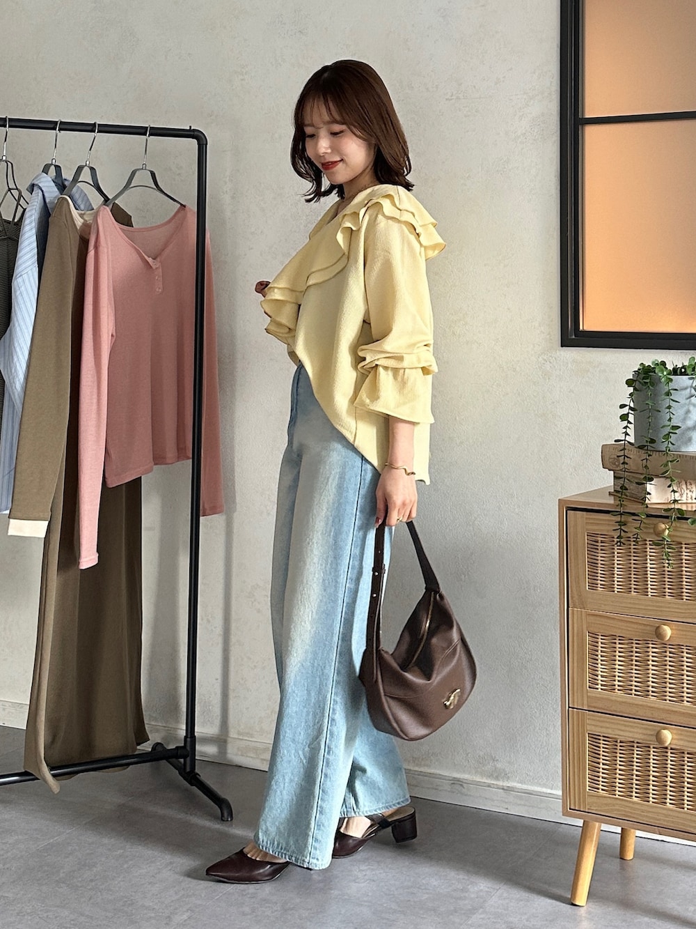 イエロー系のシャツ/ブラウス、ブラウン系のパンプス、ブルー系のその他パンツを着用したレディースの冬コーディネートの2枚目の写真