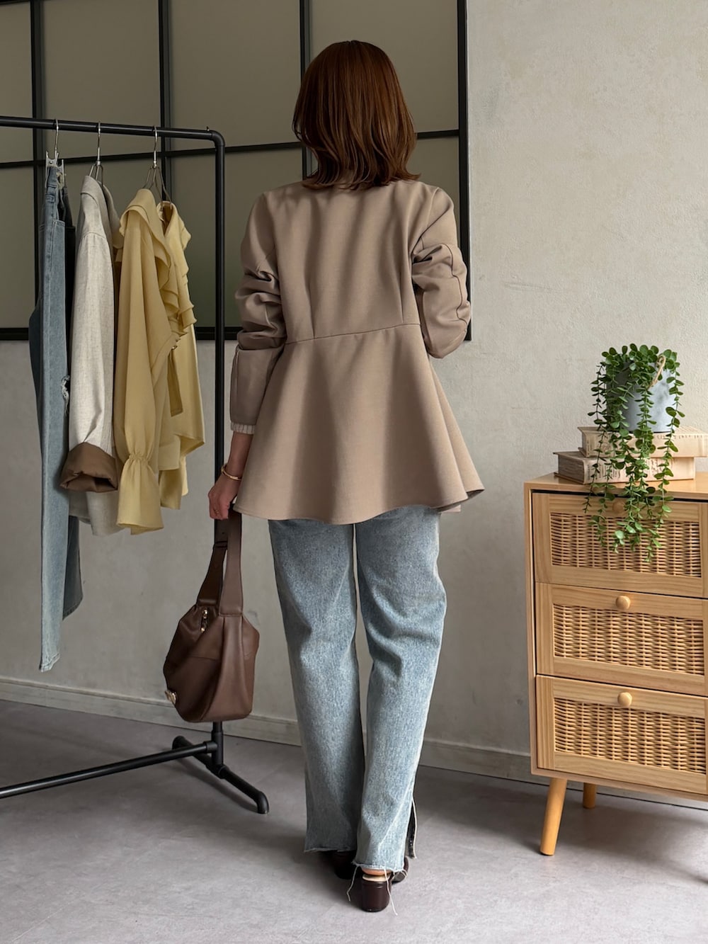 ベージュ系のテーラードジャケット、ホワイト系のシャツ/ブラウス、ブラウン系のパンプスを着用したレディースの春コーディネートの4枚目の写真