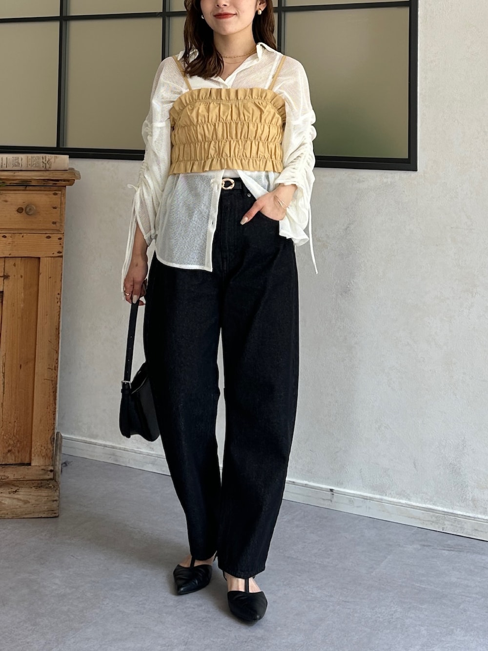 ブルー系のデニムパンツ、ブラック系のパンプス、ホワイト系のシャツ/ブラウスを着用したレディースの春コーディネートの5枚目の写真