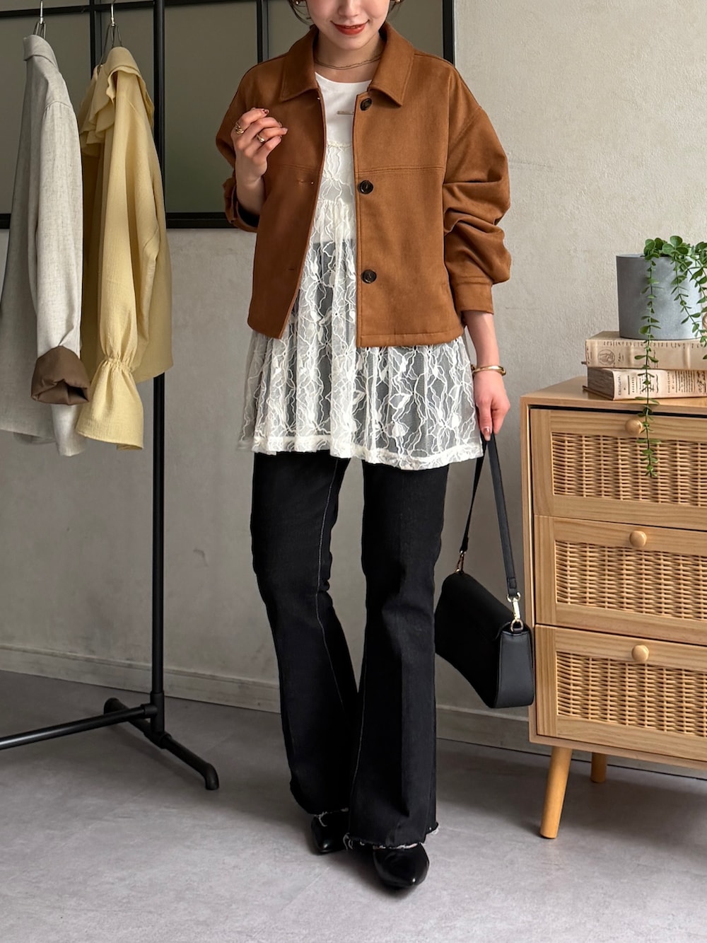 ホワイト系のチュニック、イエロー系のブルゾン、ホワイト系のTシャツ/カットソーを着用したレディースの春コーディネートの2枚目の写真