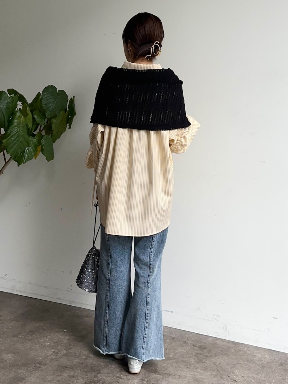 イエロー系のシャツ/ブラウス、ブルー系のデニムパンツ、シルバー系のパンプスを着用したレディースの春コーディネートの3枚目の写真