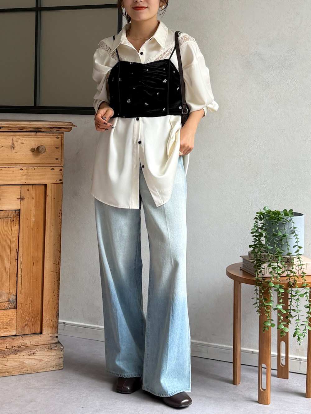 ブルー系のその他パンツ、ホワイト系のシャツ/ブラウス、ブラック系のつなぎ/オールインワンを着用したレディースの秋コーディネートの4枚目の写真