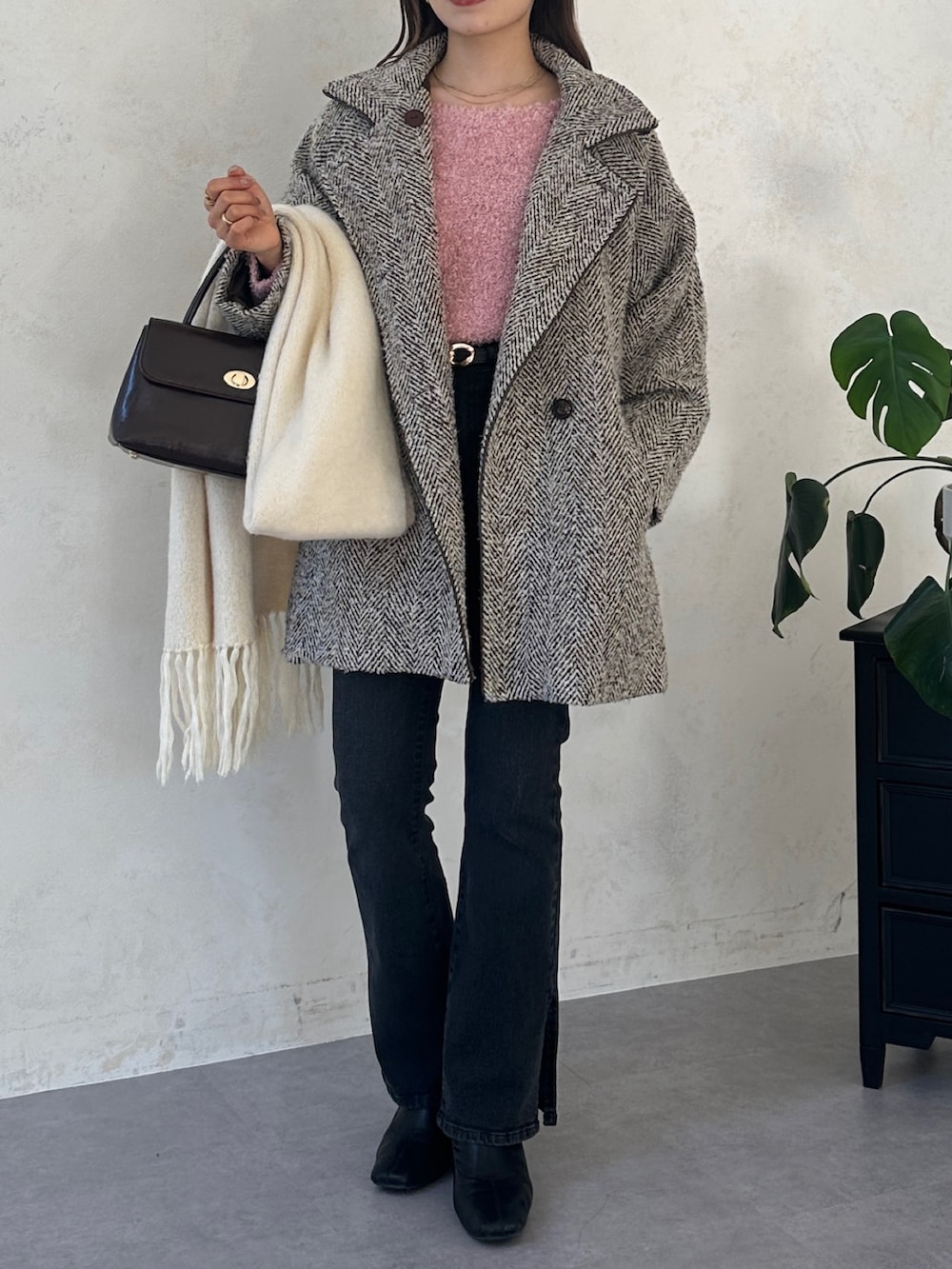 ブラウン系のその他アウター、ブラック系のその他パンツ、ピンク系のニット/セーターを着用したレディースの冬コーディネートの4枚目の写真