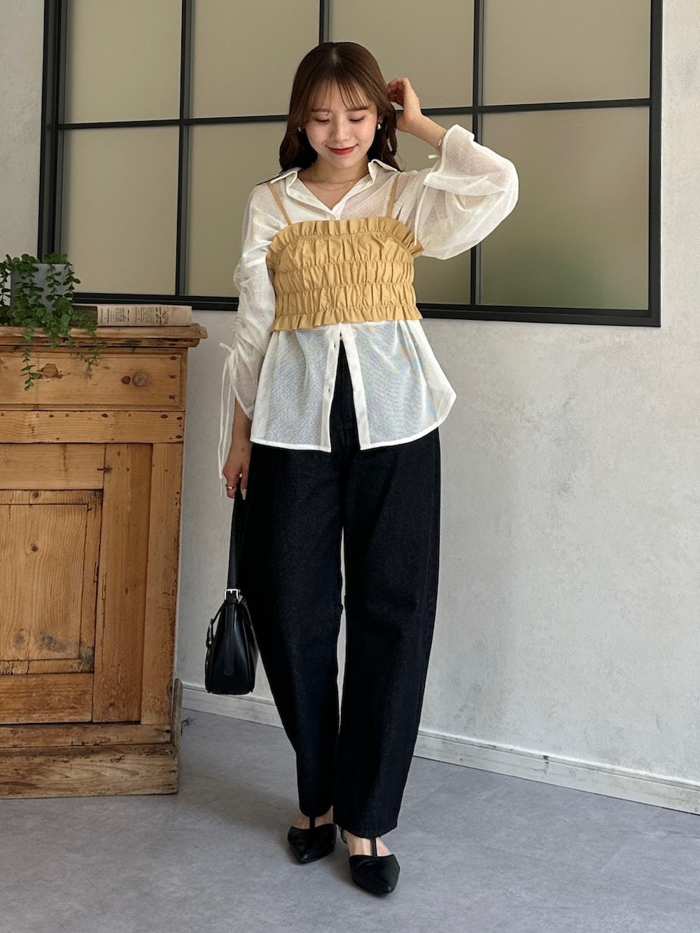 ブルー系のデニムパンツ、ブラック系のパンプス、ホワイト系のシャツ/ブラウスを着用したレディースの春コーディネートの2枚目の写真