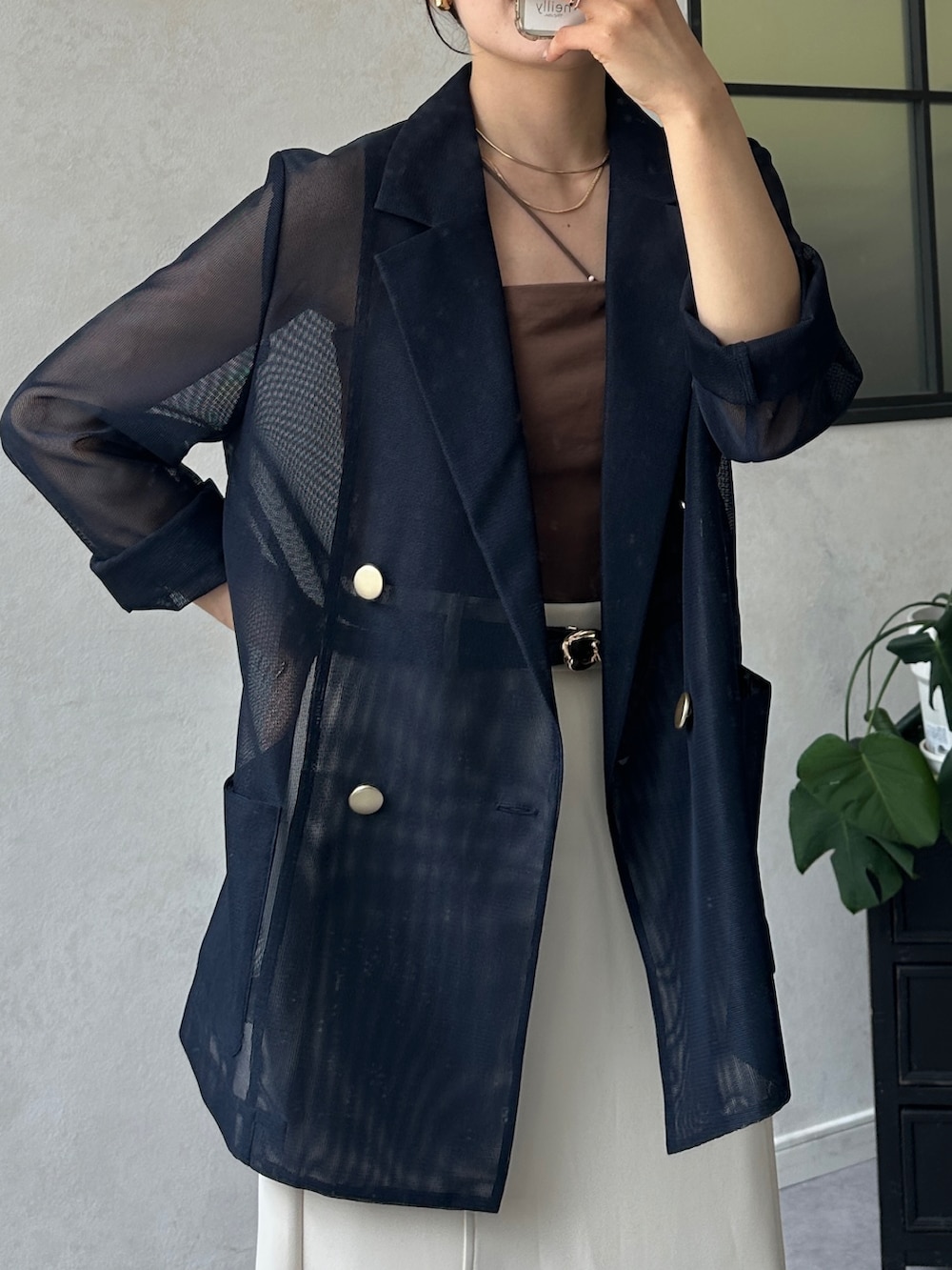 ホワイト系のスカート、ブラック系のパンプス、ブルー系のテーラードジャケットを着用したレディースの夏コーディネートの5枚目の写真