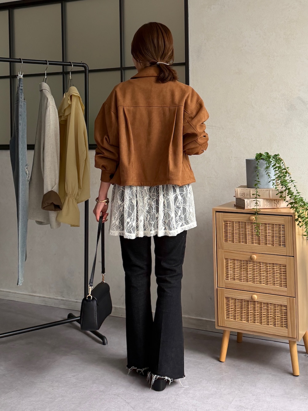 ホワイト系のチュニック、イエロー系のブルゾン、ホワイト系のTシャツ/カットソーを着用したレディースの春コーディネートの4枚目の写真