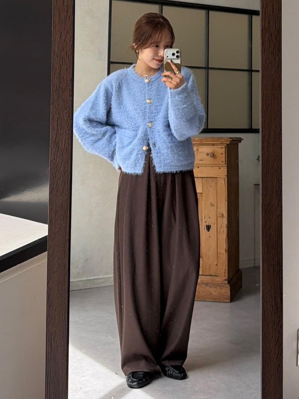 ブラウン系のその他パンツ、ブラック系のローファー、ブルー系のその他アウターを着用したレディースの秋コーディネートの4枚目の写真