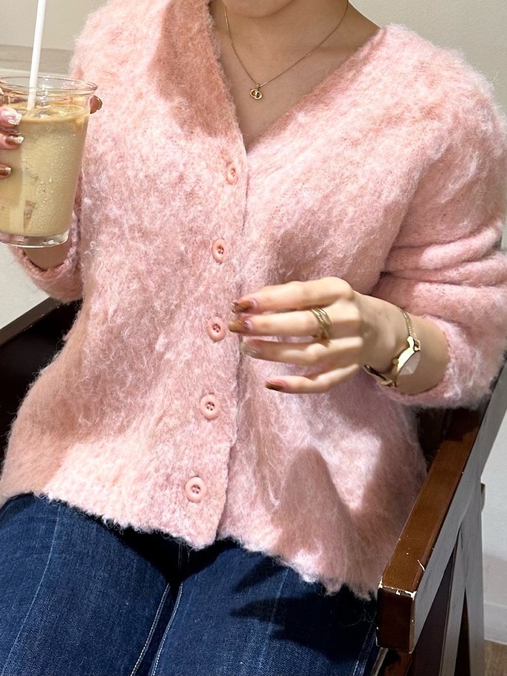 ブラック系のブーツ、ブルー系のデニムパンツを着用したレディースの秋コーディネートの3枚目の写真