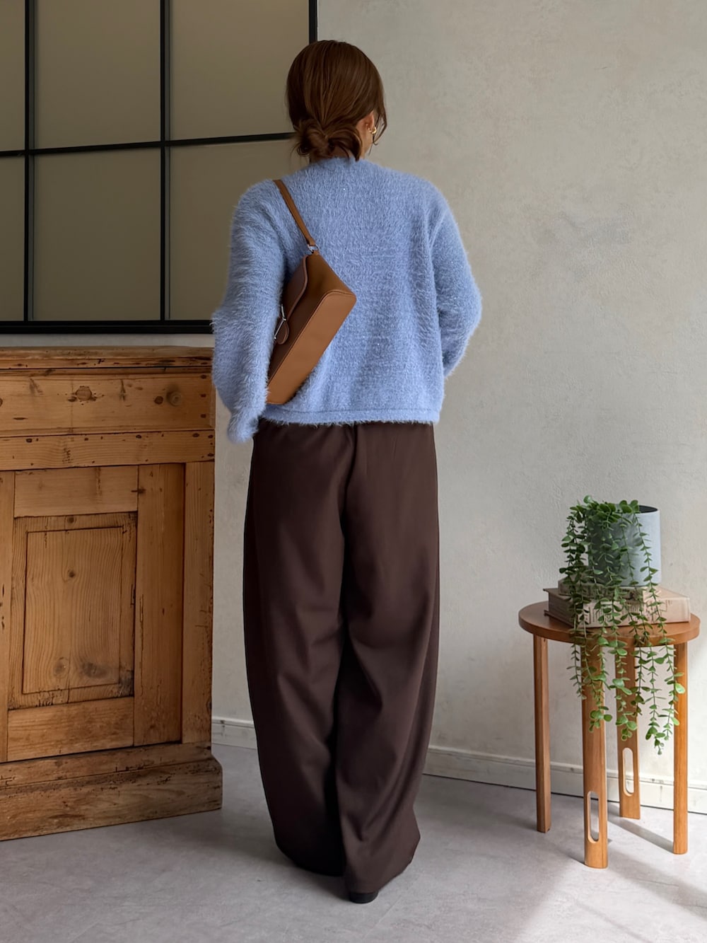 ブラウン系のその他パンツ、ブラック系のローファー、ブルー系のその他アウターを着用したレディースの秋コーディネートの3枚目の写真