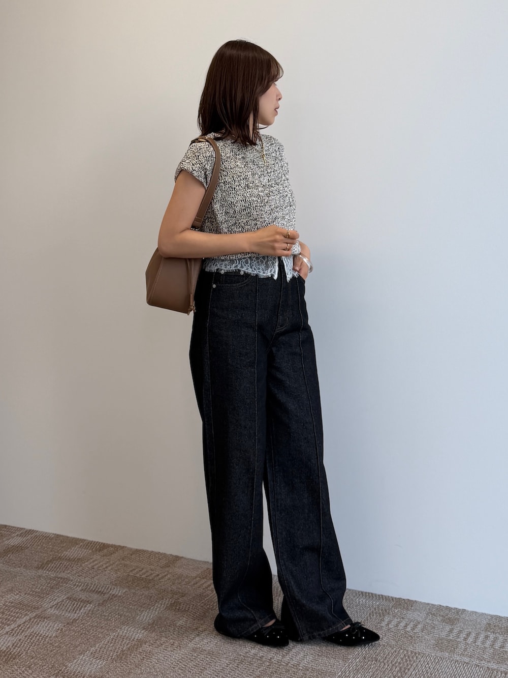 ブラック系のデニムパンツ、ブラック系のパンプス、ベージュ系のニット/セーターを着用したレディースの夏コーディネートの5枚目の写真