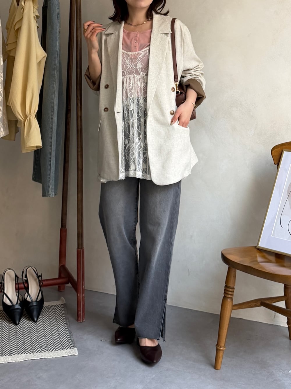 ホワイト系のチュニック、ピンク系のTシャツ/カットソー、グレー系のその他パンツを着用したレディースの春コーディネートの2枚目の写真