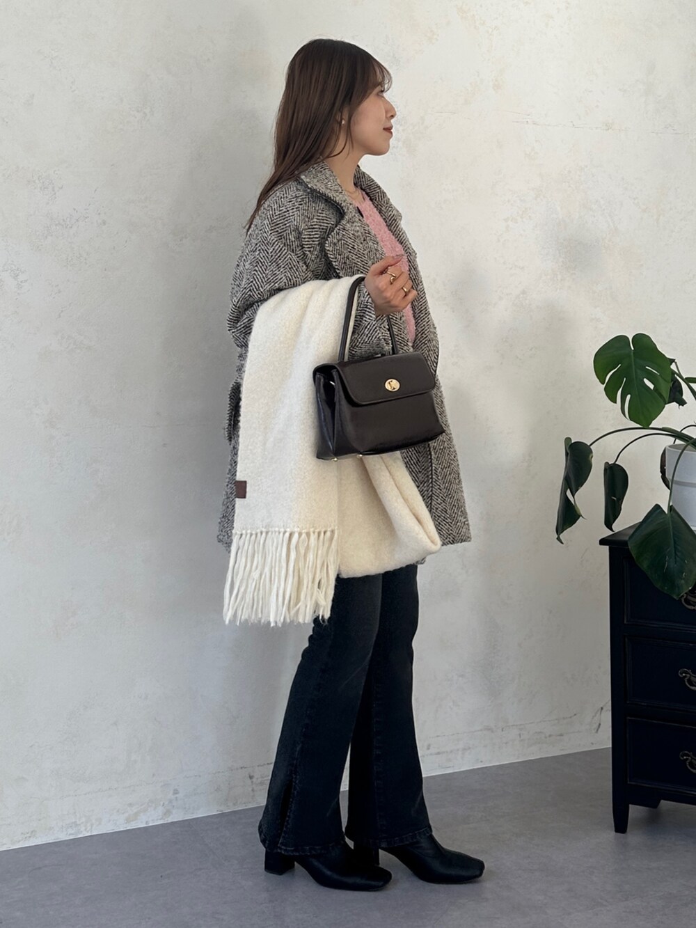 ブラウン系のその他アウター、ブラック系のその他パンツ、ピンク系のニット/セーターを着用したレディースの冬コーディネートの3枚目の写真