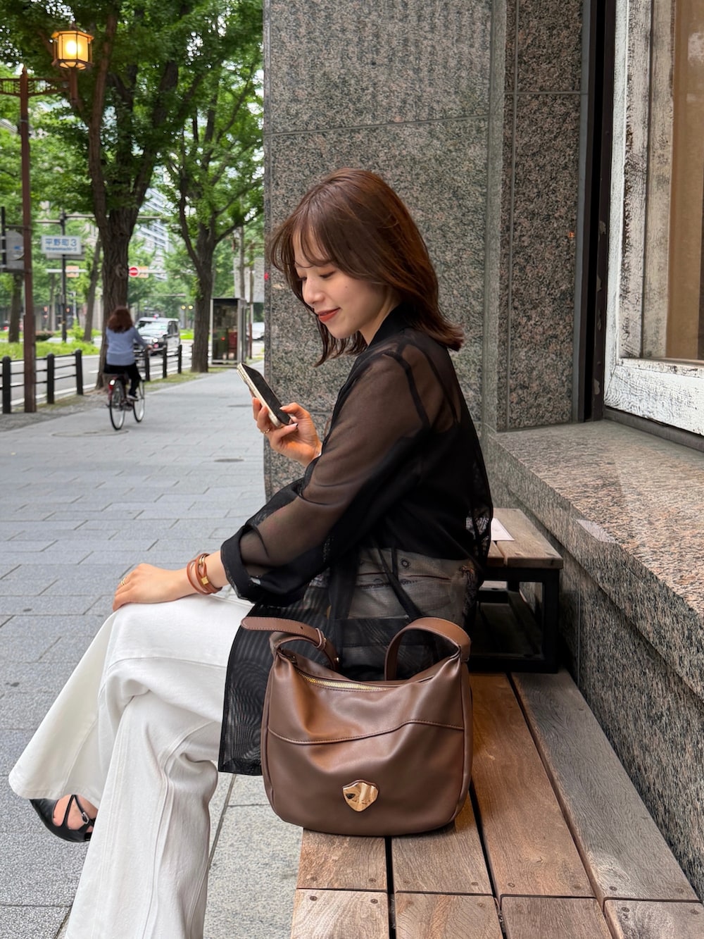 ブラック系のテーラードジャケット、ホワイト系のデニムパンツを着用したレディースの夏コーディネートの5枚目の写真