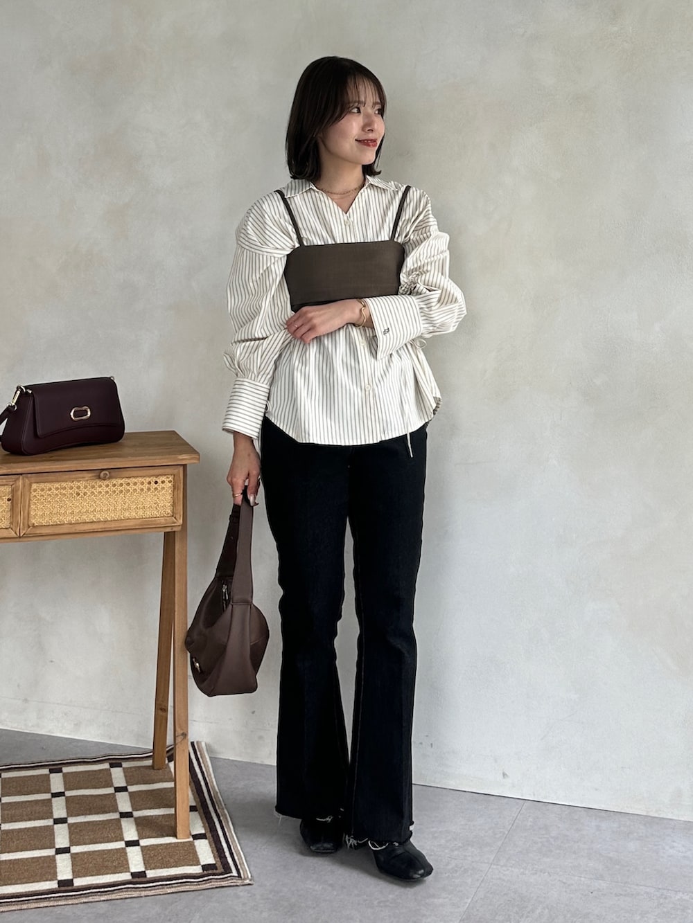 ホワイト系のシャツ/ブラウスを着用したレディースの冬コーディネートの4枚目の写真