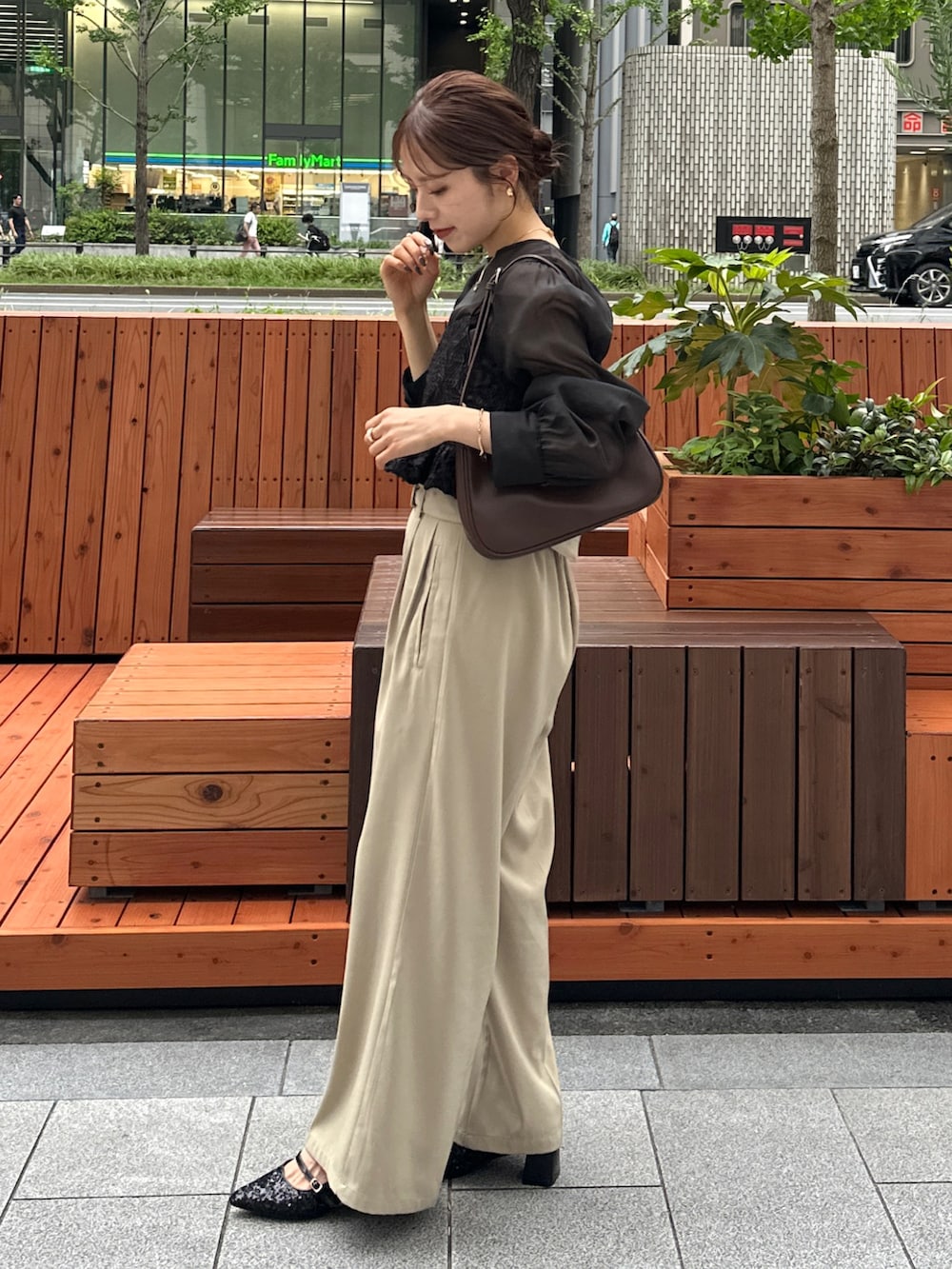 ブラック系のシャツ/ブラウス、ベージュ系のスラックス、ブラック系のパンプスを着用したレディースの夏コーディネートの6枚目の写真