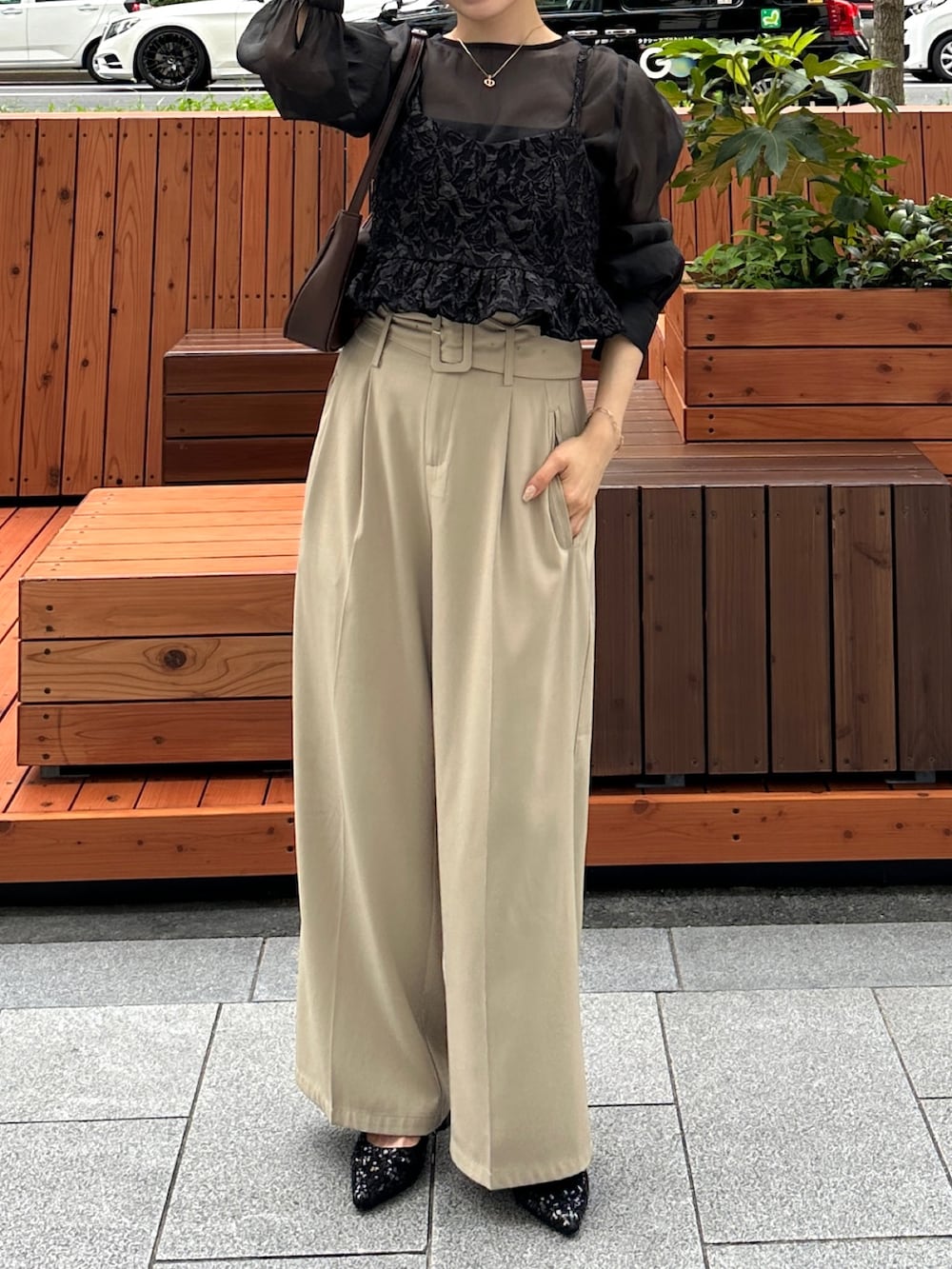 ブラック系のシャツ/ブラウス、ベージュ系のスラックス、ブラック系のパンプスを着用したレディースの夏コーディネートの5枚目の写真