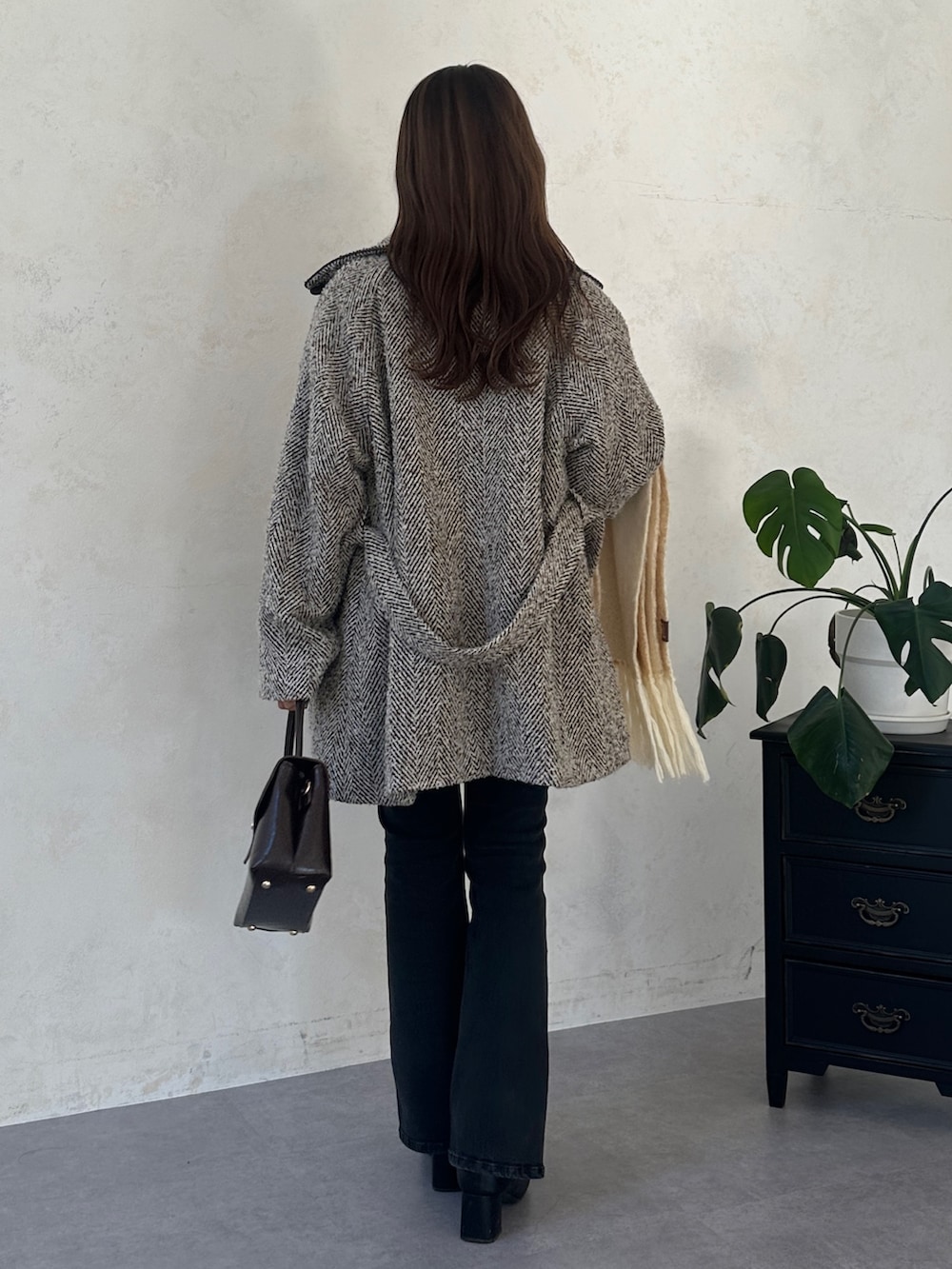 ブラウン系のその他アウター、ブラック系のその他パンツ、ピンク系のニット/セーターを着用したレディースの冬コーディネートの2枚目の写真