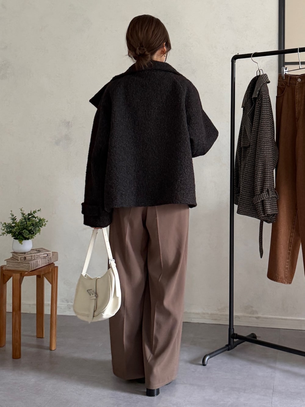 グレー系のその他アウター、ホワイト系のTシャツ/カットソー、ブラック系のつなぎ/オールインワンを着用したレディースの秋コーディネートの3枚目の写真