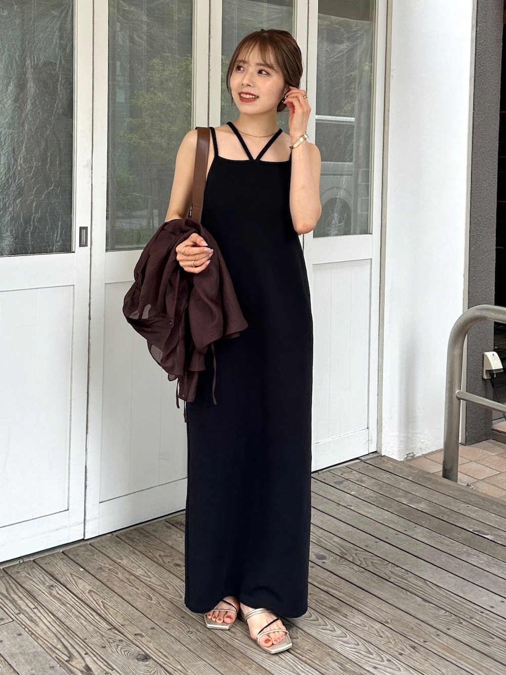 ブラック系のワンピース、ブラウン系のシャツ/ブラウス、ブラウン系のショルダーバッグを着用したレディースの夏コーディネートの4枚目の写真